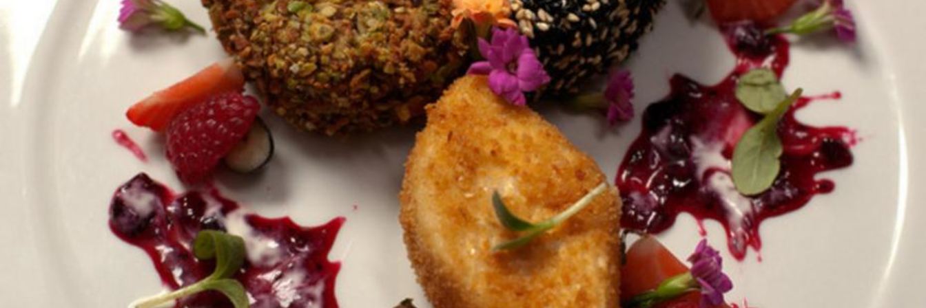 Жареный камамбер со свежими ягодами