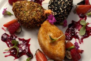 Жареный камамбер со свежими ягодами