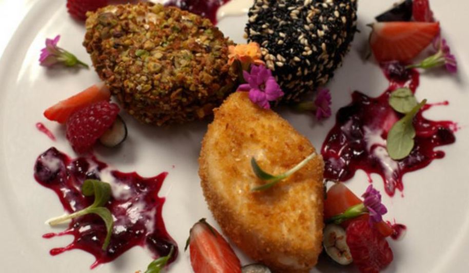 Рецепт жареный камамбер со свежими ягодами