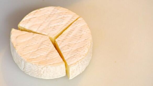 ШАГ 2. жареный камамбер со свежими ягодами