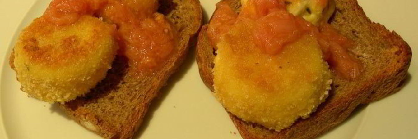 Жареный козий сыр с ревеневым соусом