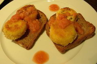 Жареный козий сыр с ревеневым соусом