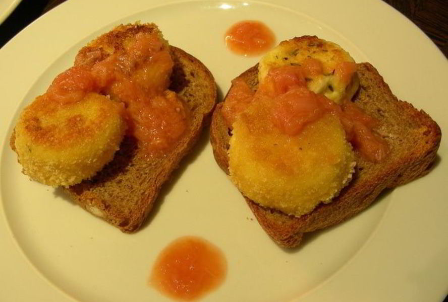 Жареный козий сыр с ревеневым соусом