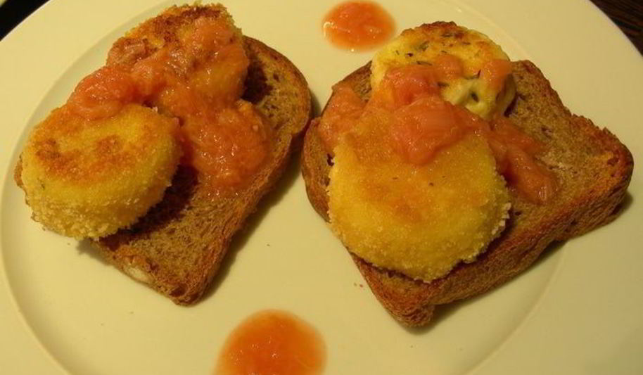 Рецепт жареный козий сыр с ревеневым соусом