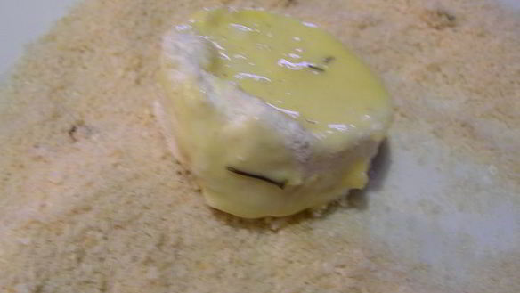 ШАГ 3. жареный козий сыр с ревеневым соусом