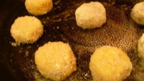 ШАГ 7. жареный козий сыр с ревеневым соусом