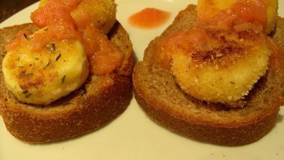 ШАГ 8. жареный козий сыр с ревеневым соусом